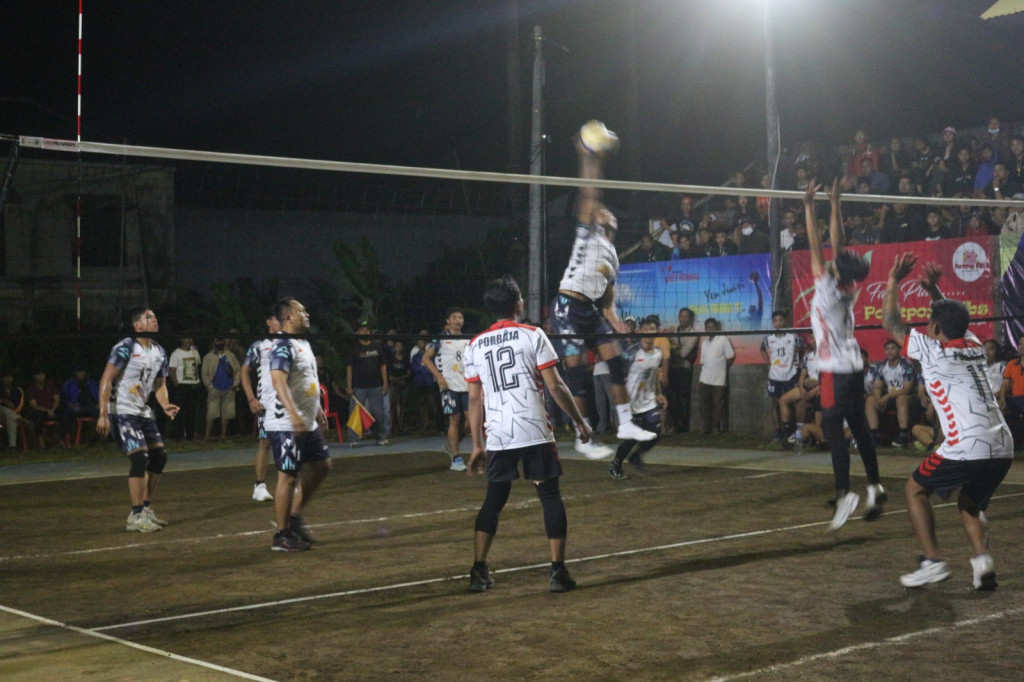 Penampilan Kuat Tim Voli Porbaja Br. Tegal Jaya Pada Pertandingan Voli Porsenides Tahun 2023